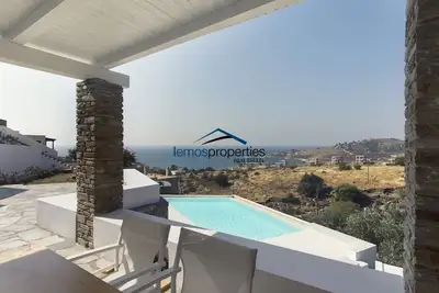 Image de 2 maisons modernes avec vue mer et piscine, idéales pour 2 familles ou amis