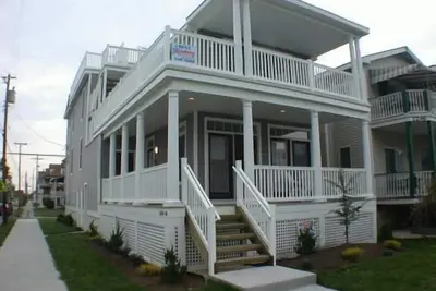 Image de Promenade facile à la plage, la promenade et les restaurants du centre-ville de ce 3 Br, 2ba condo au premier étage. Super emplacement venteux au coin du 13ème et Central, venez profiter du soleil au bord de l'eau!