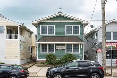 Image de . Un parking hors rue pratique vous permet de garer votre voiture et de marcher jusqu'à la plage et la promenade! Situé en face de Wawa et directement derrière de nombreux excellents restaurants et magasins de l'avenue Asbury. <br>