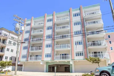 Image de Beachblock, Ascenseur, Internet, Tv, A / C central, Grill, Douche extérieure, Cuisine bien équipée