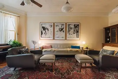 Image de Séjour confortable dans le quartier historique de Brooklyn Brownstone