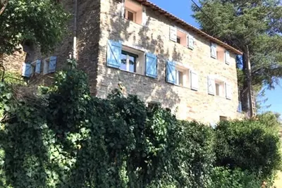 Image de Maison familiale française caractéristique avec piscine et belle vue