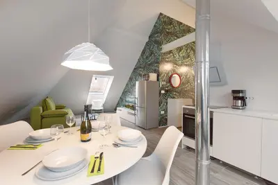 Image de Flex Multicolour Tour As \/ Comfy conçu appartement 1br, WiFi gratuit et Ac