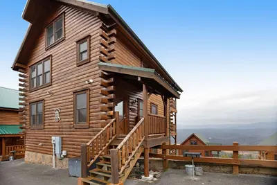 Image de Cabane en bois rond avec des miles de vues à couper le souffle sur la montagne et un bain à remous privé