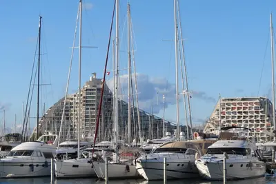 Image de Charmant studio cabine climatisé centre ville 150m de la plage et 50 m du port