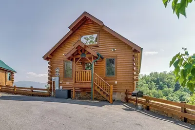 Image de Cabane en rondins avec bain à remous privé, table de billard, vue sur la montagne et piscine partagée!