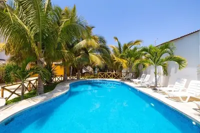 Image de Appartement privé en copropriété de style Tiki avec piscines près de la plage de Mancora