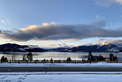 Image de Lake Front Mountain Retreat - Vues à couper le souffle et emplacement privilégié pour l'aventure
