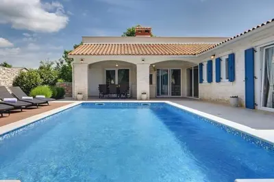 Image de Maison de vacances dans Nedešćina avec terrasse, Climatisation, Wifi, Machine à laver (4816-1)