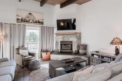 Image de Maison de ville récemment rénovée près du village avec bain à remous partagé et vue sur la montagne