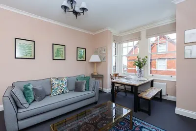 Image de Harriet: Appartement confortable et abordable avec vue sur la mer dans une rue calme