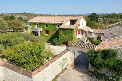 Image de Gîte l'Escoussou*** 130m², 6p, 4ch, calme, nature, piscine chauffée, sud Ardèche