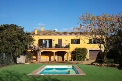 Image de Maison avec piscine privée, isolée et très calme en bout de ville.