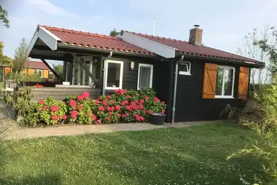 Image de Passez la nuit sur l'eau dans Tiny House \/ Trekkershut Comfort \/ Mini Bungalow