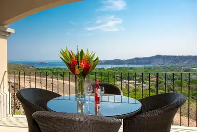 Image de Spectaculaire condo de luxe avec vue sur l'océan, 2 immenses chambres de maître attenantes, demi-salle de bain
