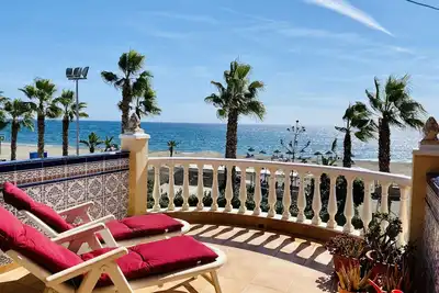 Image de Maison de ville sur la plage avec grande terrasse et vue mer
