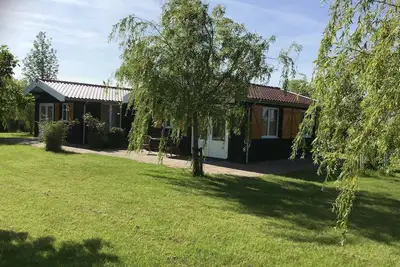 Image de Passez la nuit sur l'eau dans Tiny House \/ Trekkershut Comfort \/ Mini Bungalow