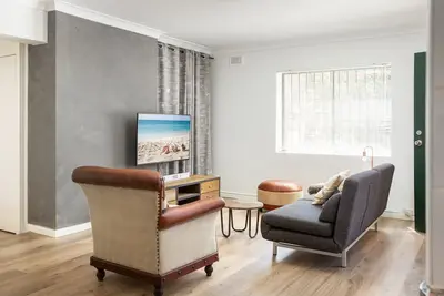 Image de Appartement 2 Chambres en Banlieue avec Parking et Patio