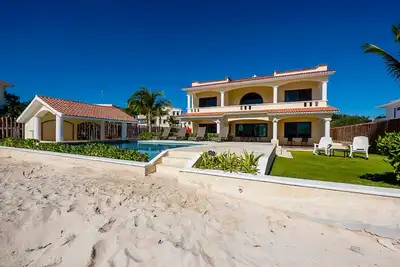 Villa de vacances de luxe en bord de mer, piscine à débordement Oceanside avec bar swim-up et WiFi
