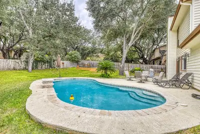 Image de Maison chic, conviviale et familiale, piscine privée, cour arrière fermée et chiens ok!