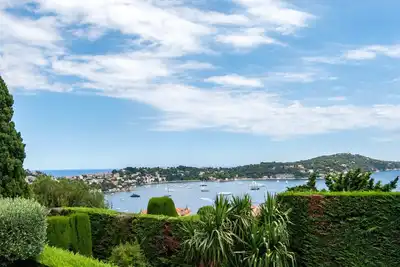 Image de Terrace with a stunning view of the sea and Cap Ferrat A one bedroom apartment.
