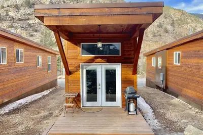Image de Petite cabine de style maison nichée dans les montagnes Rocheuses