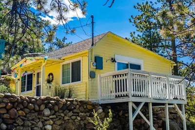 Image de Rêve de musicien - bungalow boho du centre-ville avec instruments et vue sur la montagne!
