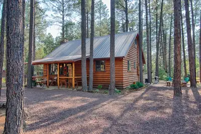 Image de Cabine familiale dans les pins. Tout en bois! Charmant créateur de mémoire. Vous tomberez amoureux.