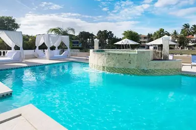 Image de Belle Crown Crown Villa / Lifestyle Resort avec femme de chambre et voiturettes de golf!