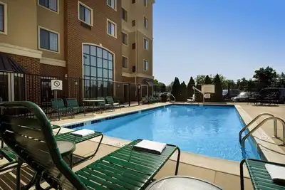 Image de Petit déjeuner gratuit + piscine extérieure + bain à remous | Suite Moderne