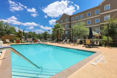 Image de Petit déjeuner gratuit + Wi-Fi gratuit + piscine extérieure | Près de l'aéroport d'Austin