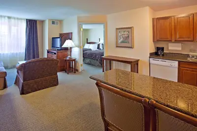 Image de Petit déjeuner gratuit + Wi-Fi gratuit + bain à remous | Grande suite à proximité de l'aéroport Abq