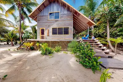 Image de Maison romantique - en bord de mer, quai, hamac, véranda et salle à manger en plein air