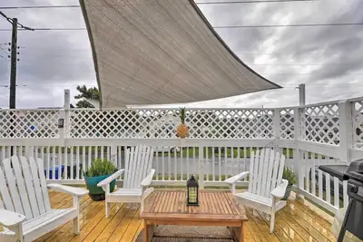 Image de Nouveau! Airy Oceanside Home w / Deck - À quelques pas de la plage!