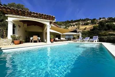 Image de Villa pour 6 personnes avec piscine et vue mer au domaine de Valcros Ă la Londe les Maures