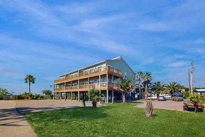 Condo pour chiens avec vue sur le bayou et une piscine partagée!