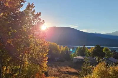 Image de Belle vue sur le lac et la montagne avec parking pour vos jouets!