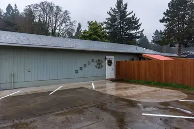 Image de Tout nouveau bijou isolé 3bd / 2Bth avec bain à remous, climatisation et enregistrement automatique