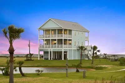 Image de Front de mer de luxe, Family Beach House, quatre balcons avec des vues spectaculaires.