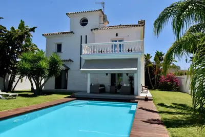 Villa moderne située dans un quartier calme pour se détendre dans le jardin