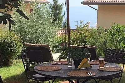 Image de Bel appartement moderne avec une vue magnifique sur la forĂŞt avec un grand jardin