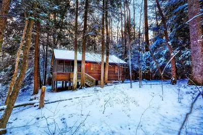 Image de Cabane romantique avec bain à remous sur véranda filtrée à côté du parc national