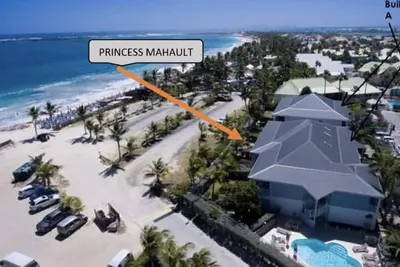 Luxueux Grand T3 les pieds dans l'eau sur la plage de la Baie Orientale, piscine