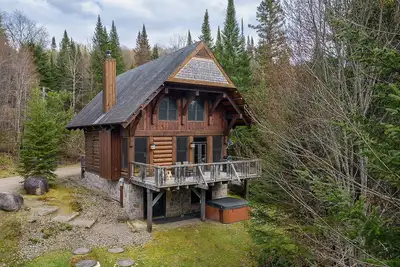 Image de Côte Nord Tremblant Chalet en bois rond 3 chambres avec spa privé