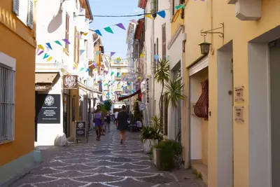 Image de 16. A bright gem on the top floor in the Old Town, with a sunny terrace