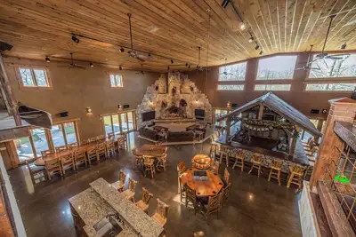 Image de Rustique One of a Kind River Lodge, 33 personnes et plus