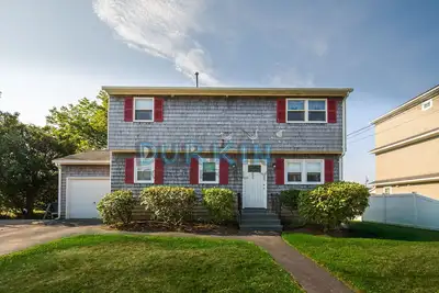 Image de Cette maison est situ���e sur une rue sans issue calme dans la zone de la plage Roger Wheeler State. L'intérieur offre deux salles de séjour et une centrale / c! Une spacieuse terrasse arri��re w / mobilier de jardin!