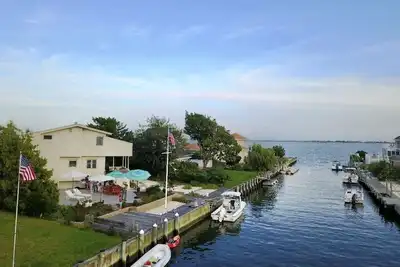 Image de Nouveau Sur Le MARCHÉ! Waterfront Hamptons Vacation Retreat w / Boat Dock