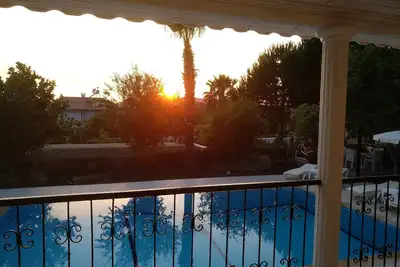 Villa de luxe avec piscine privée, grand jardin verdoyant et Wifi gratuit illimité