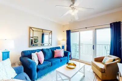 Image de Condo en bord de mer avec aménagement spacieux, piscine intérieure / extérieure et bain à remous